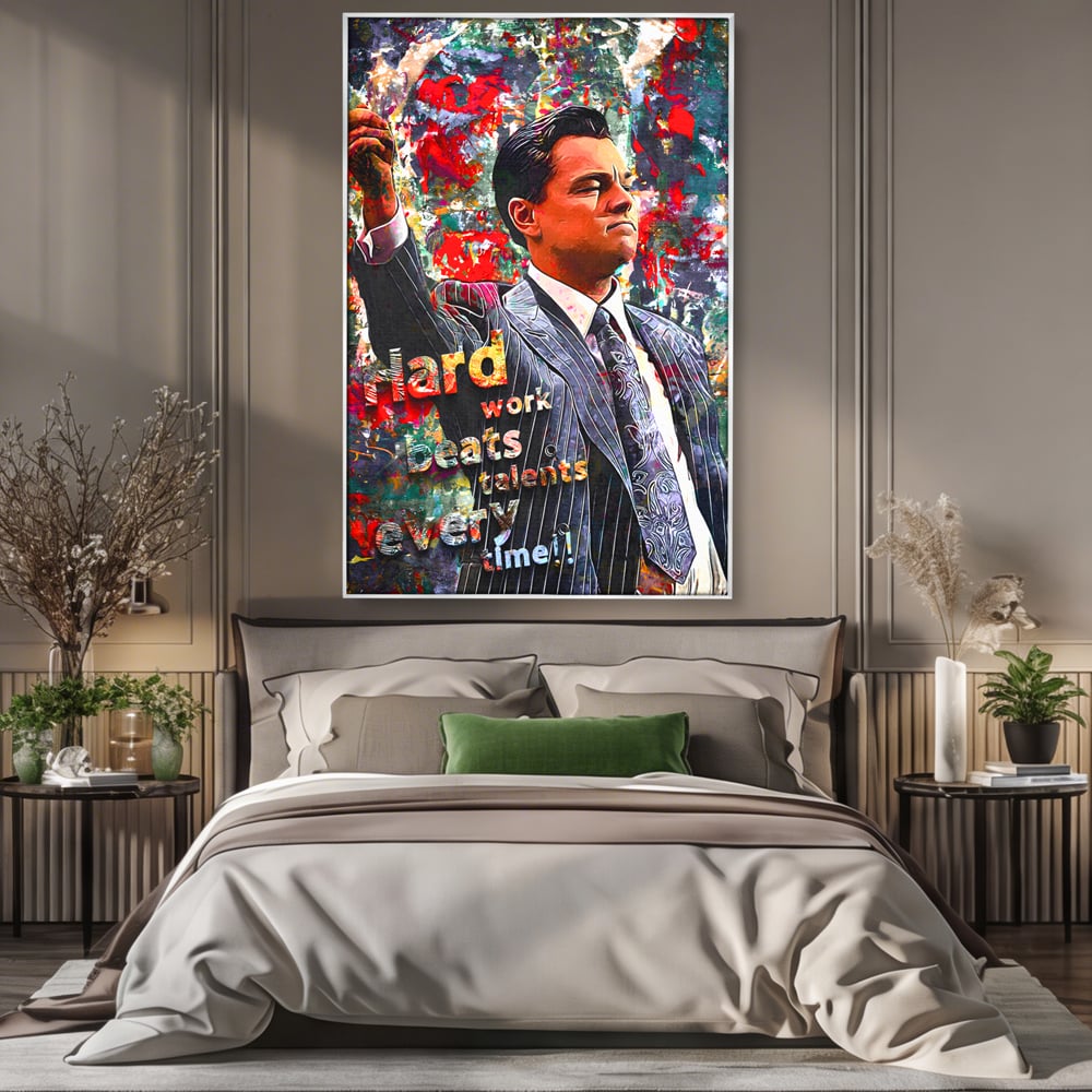 Tablou canvas cu tablou canvas cu leonardo dicaprio si mesaj motivational, in rama de aluminiu argintiu, pe perete intr-un dormitor